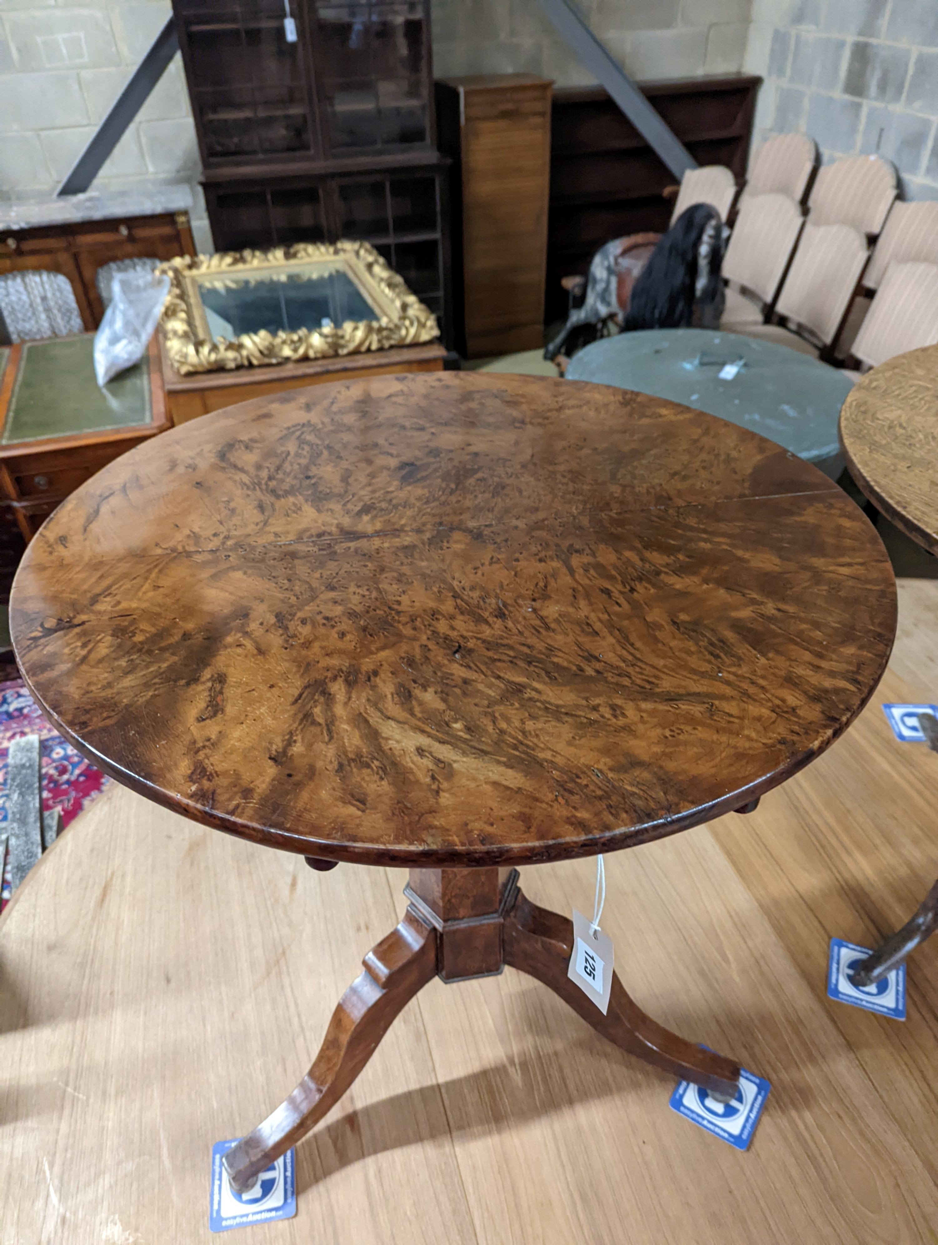 An early 19th century circular yew tilt top tea table, diameter 69cm, height 73cm